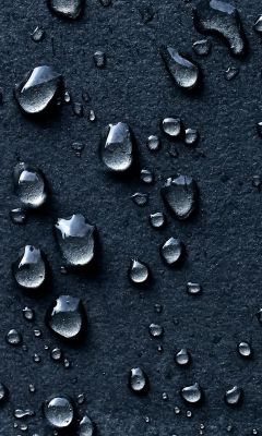 Gocce d'acqua su superficie scura