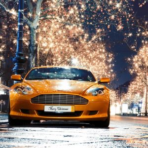 Auto Sportivo Arancione con Luci di Natale