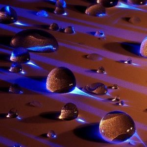 Gocce d'acqua con luce blu