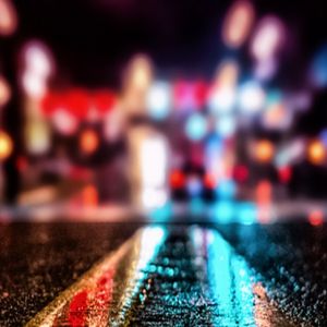 Riflessi Colorati di Notte sulla Strada