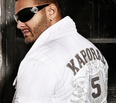 Uomo alla moda in giacca Kaporal - wallpaper preview