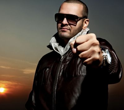 Uomo alla moda con occhiali da sole - wallpaper preview