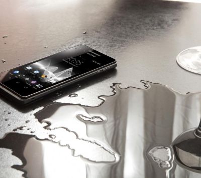 Smartphone Elegante su Superficie Bagnata - wallpaper preview