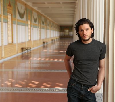 Uomo alla moda in un corridoio