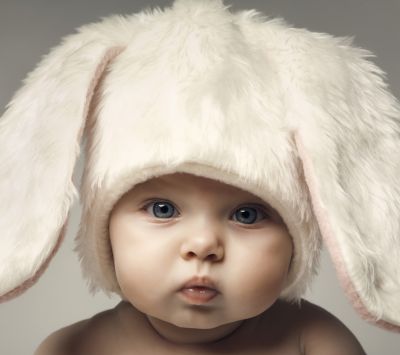 Bambino Adorabile con Cappello da Coniglio