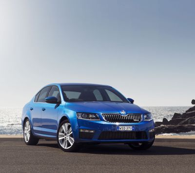 Auto Skoda Blu vicino all'Oceano - wallpaper preview