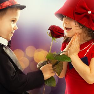 Bambini carini con rosa
