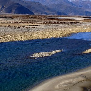 Paesaggio di fiume montano sereno