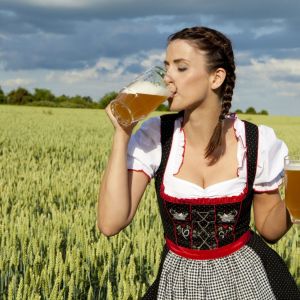 Ragazza in Abito Tradizionale con Birra