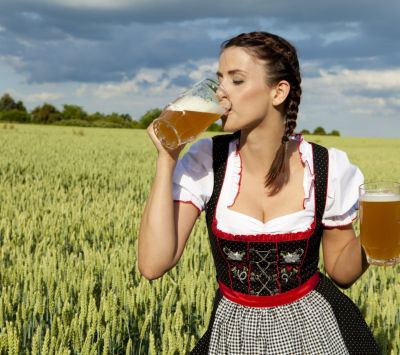 Ragazza in Abito Tradizionale con Birra