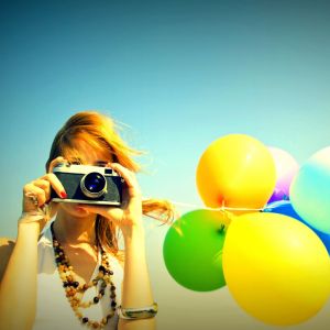 Ragazza con Macchina Fotografica e Palloncini