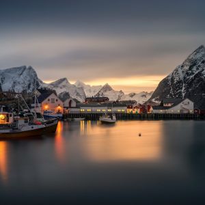 Panoramica del tramonto sul fiordo norvegese